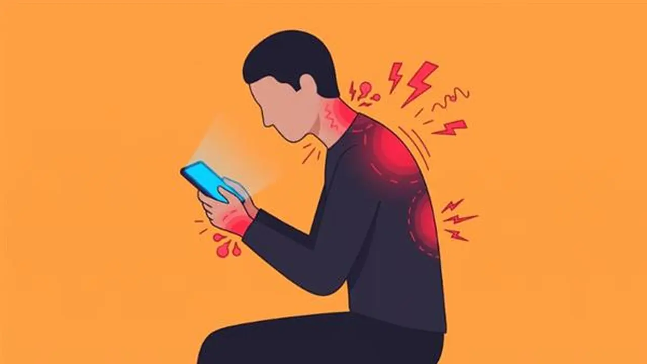 مخاطر صحية صامتة تهدد جيل الهواتف الذكية في زمن الانحناء الرقمي